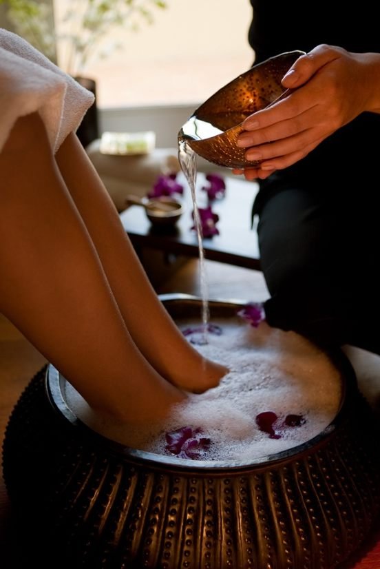Rituel d'accueil, bain de pieds aux fleurs d'orchidée